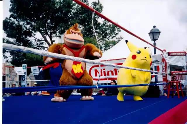 replayfiles's tweet photo. Se encontraron recientemente algunas fotografías de un evento oficial de #nintendo celebrado en 1999 para la promoción del primer #SuperSmashBros para Nintendo 64, donde Mario, DK, Yoshi y Pikachu, en forma de botargas, suben a un ring a pelear.

#gamingnews https://t.co/IBRboOBhIU