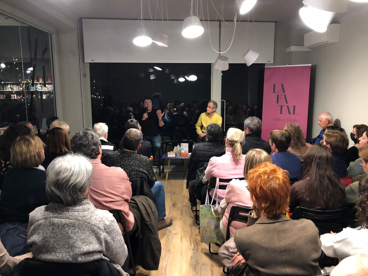 LaFatal_'s tweet image. ‼️No era el dia de Sant Jordi.

Era #PepColl presentant “La llarga migdiada de Déu” avui a @LaFatal_ 

(1/2)