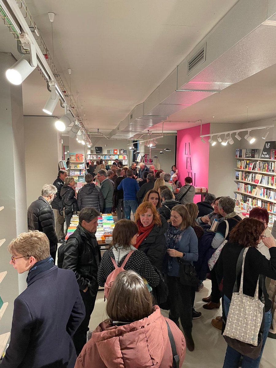 LaFatal_'s tweet image. ‼️No era el dia de Sant Jordi.

Era #PepColl presentant “La llarga migdiada de Déu” avui a @LaFatal_ 

(1/2)