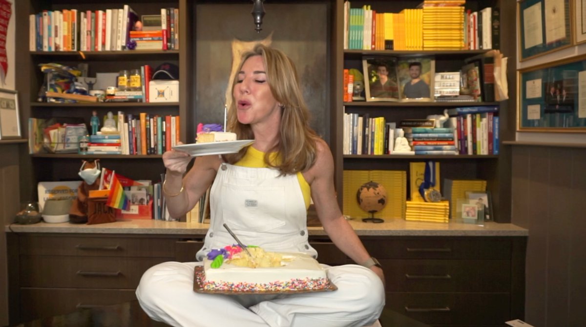 heylgo's tweet image. Let me tell you about how much I love sheet cake.

youtu.be/dWyxXHBaaJo