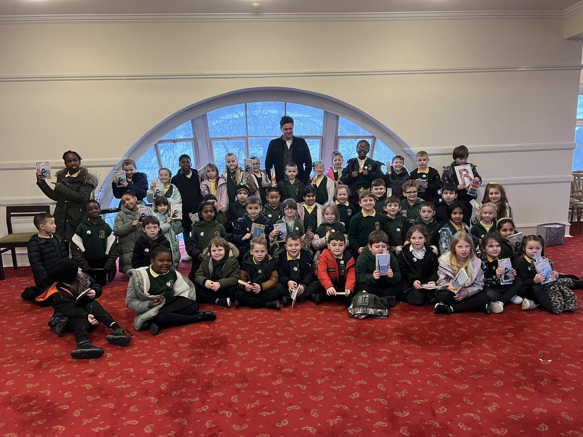 PlasmarlPrimary's tweet photo. @plasmarlyear2 had a wonderful morning in @swanseastones. We had the opportunity to talk to @GavPuck and listen to him talk about his latest book! 📖 #PlasLit https://t.co/iiBXy5Ixfs