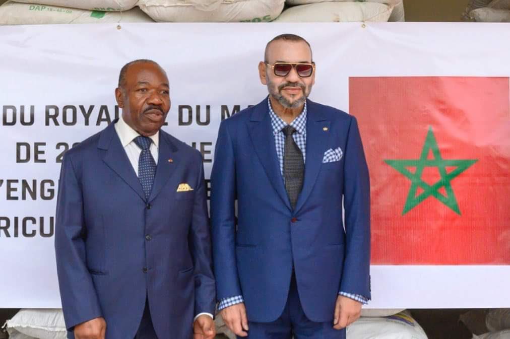 MarocInfo1's tweet photo. SM le Roi Mohammed VI s’est entretenu avec le Président Gabonais son Excellence Ali Bongo Ondimba
Par la suite, le Souverain a procédé, en présence de @PresidentABO, à la remise d’un don de 2.000 tonnes de fertilisants au profit d'agriculteurs gabonais.

#MarocInfo #Maroc #Gabon https://t.co/w1SpPxTHaR