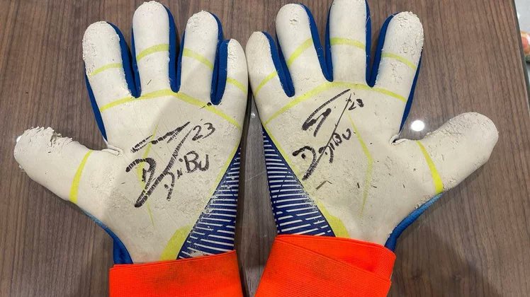 Cronistacom's tweet photo. 🇦🇷 El arquero de la Selección, Emiliano "Dibu" Martínez, subastará los guantes que usó en el mundial a beneficio de la sala de Oncología del Hospital Garrahan

👉 La subasta inició esta mañana y se extenderá hasta el viernes de 3 marzo

¿Qué te parece? ¡Te leemos! https://t.co/9IBdsBQ1Rl