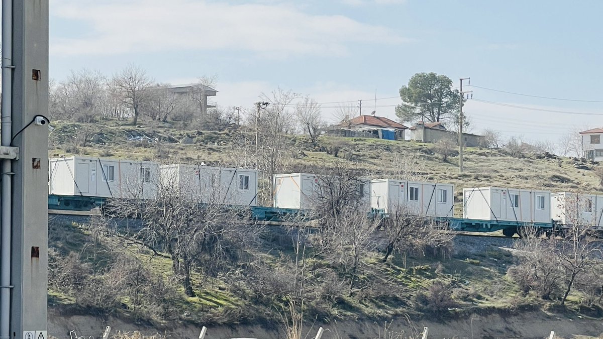 EkremPoslu's tweet photo. @ilavetv___ Arkadaşlar aktrol değilim ama söylede bir gerçek var. Fabrikamının yanından gece tren . Vagonlara konteynerler  yüklenmiş gidiyordu. Denizli’de çekilmiştir. https://t.co/oUPHaforvw