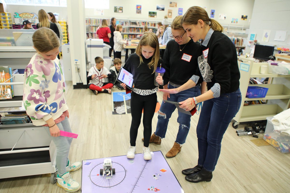 Today Hough students had a chance to show their parents what they're learning about in #STEM class! #WeBelong220 

Learn more about our elementary STEM program: barrington220.org/departments/te…