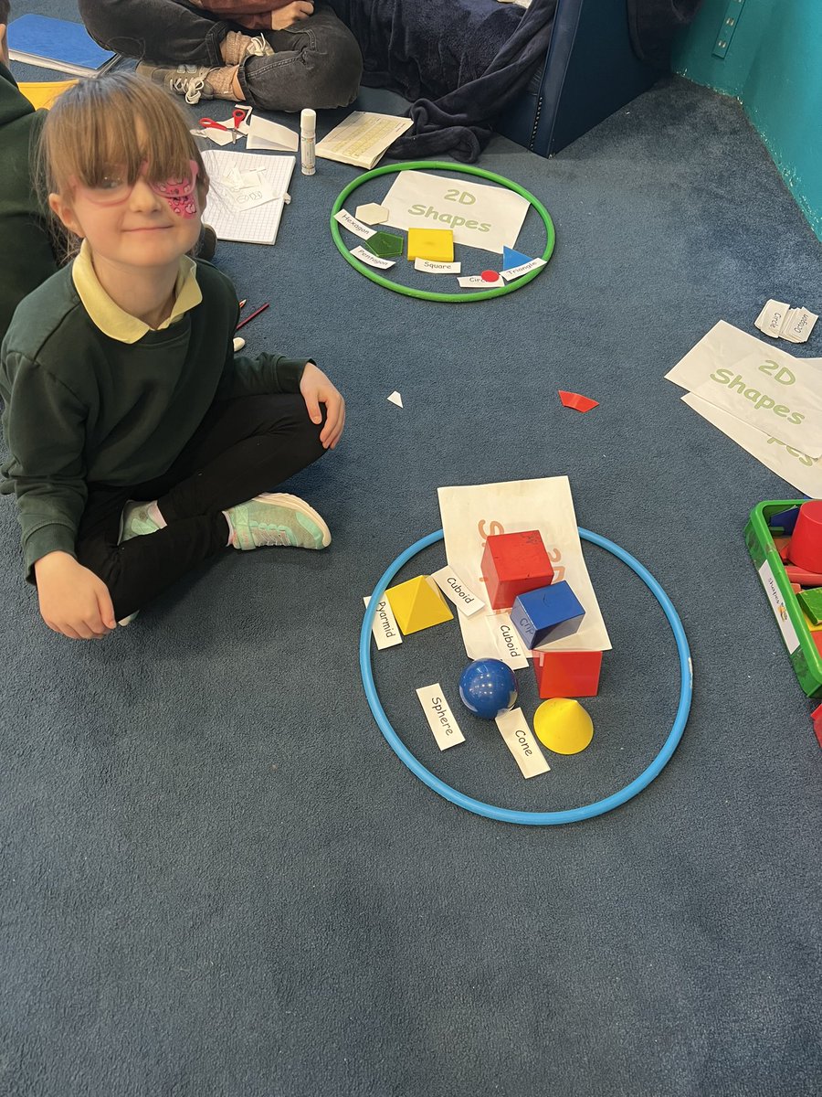 PlasmarlPrimary's tweet photo. @plasmarlyear2 learning about 2D and 3D shapes in maths this week. #PlasNum https://t.co/01H9OzC1cw