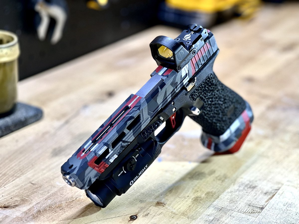 Thrash_Tactical's tweet photo. This build turned out so nice - customer provided photos, thanks for sharing ๐๐ #thrashtactical #slidemilling #glock #deltapointpro #cerakote #customglock #custompaint #customized https://t.co/TsyMBbS8hR