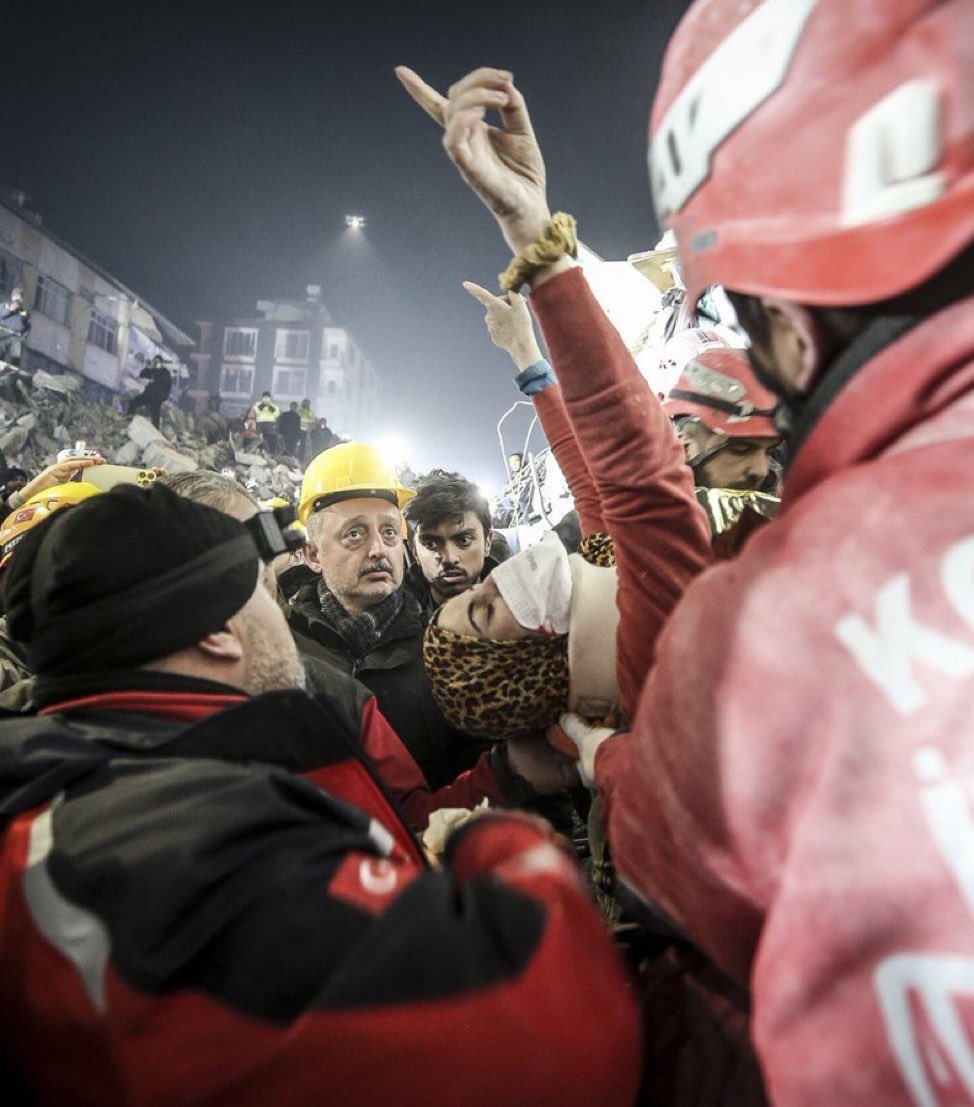 hiçbirşey söylemeyen sözlere varmak için
herşeyin sonuna kadar söylenmesi gerekti
incir… yarpuz… karamela…
la havle ve la kuvvete illa billah.

#ismetözel