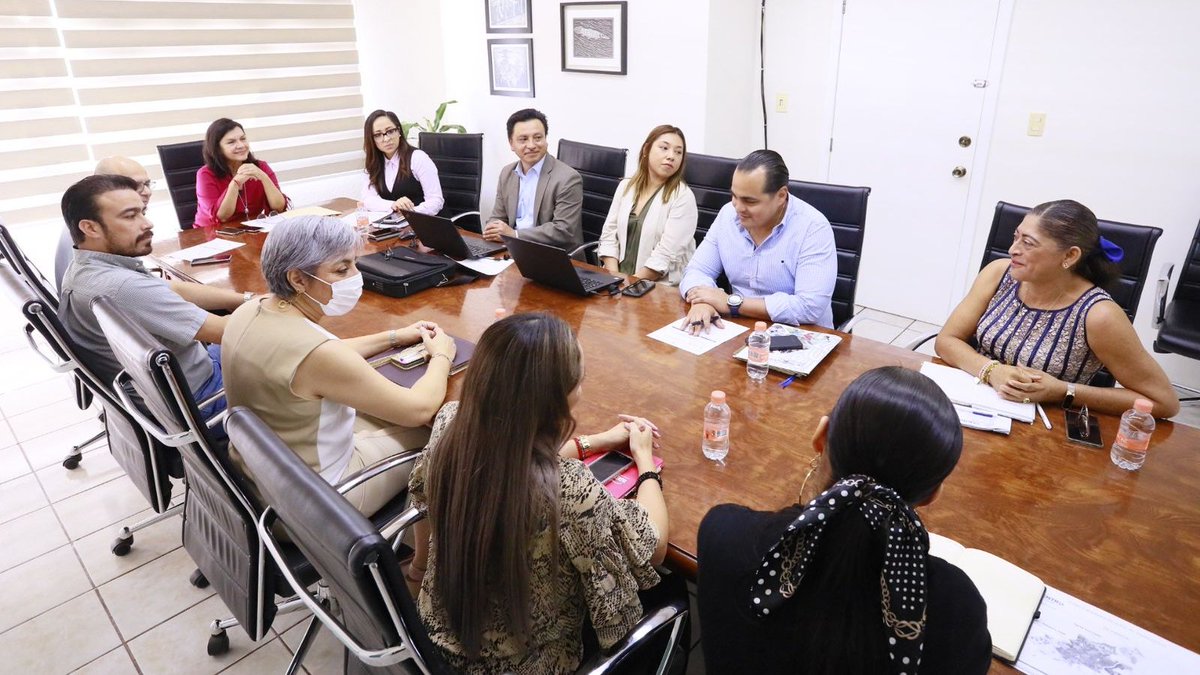 La edil <a href="/YolandaOsunaH/">Yolanda Osuna Huerta</a> dialogó con representantes de <a href="/Banobras_mx/">Banobras</a>, institución que ofreció asesoría gratuita para fortalecer la hacienda municipal e incrementar la recaudación propia a fin de destinar más recursos a la mejora de los servicios públicos.
#HonestidadYResultados