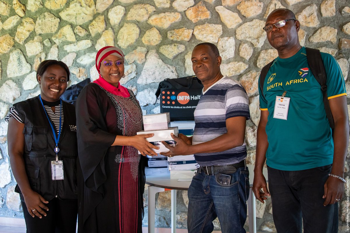 UNFPAHaiti's tweet photo. @UNFPA en 🇭🇹 &amp; @OPSOMSHaiti ont distribué 111 kits de dépistage du VIH &amp; de la syphilis à 4 insti. sanitaires d’🇭🇹 - le Ctre de S. de l'Armée du Slt, l'Hôpital Universitaire La Paix, le ctre de S. St Martin &amp; le ctre de santé P. Place Cazeau - le 15 Fév 2023.
@unfpa_lac @UNHaiti https://t.co/HDJszRjZXG