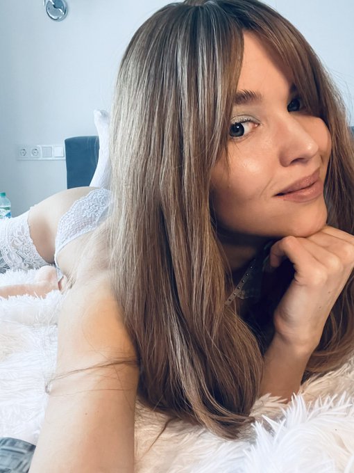 More naked photo 🙏 https://t.co/YqZJ1zrZi7 https://t.co/Z9vICIU7Yy