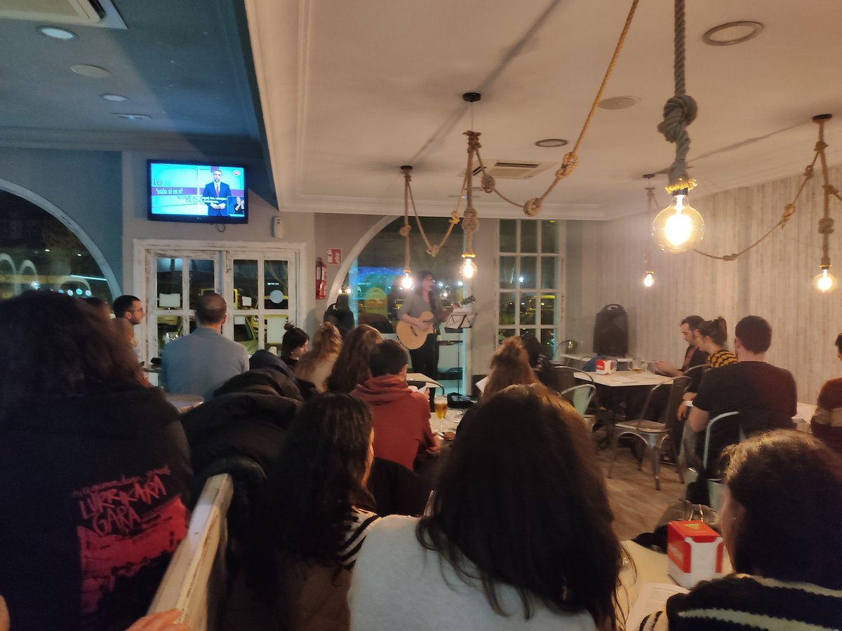 🎶 PAULA AMILBURU 🎶

Mila esker Paula beste behin gurean egoteagatik, baita gerturatu zareten guztioi ere, giro ederra sortu duzue eta!

Eskerrik asko Ole tú tabernari, beti bezain goxo hartzeagatik. 

Hurrengora arte!

#auzoakantari