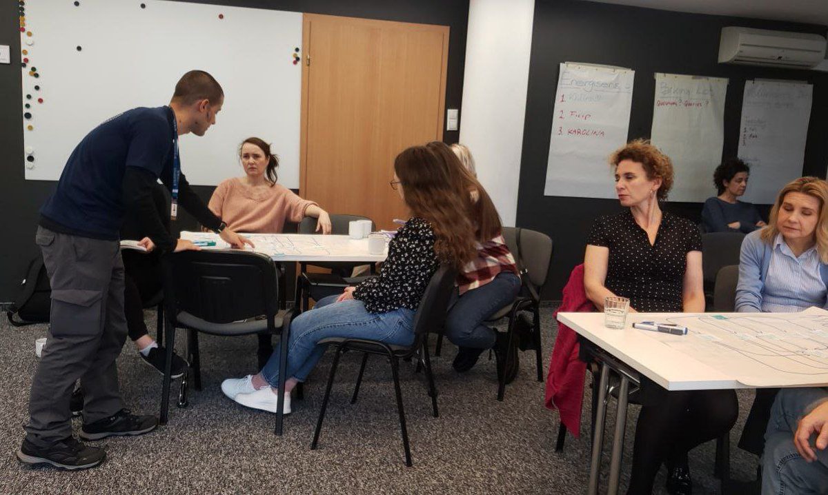 fraternidadeFHI's tweet photo. O Workshop Sphere em Varsóvia, Polônia, está sendo realizado em cooperação entre @SpherePro , @AcademyHum, @save_children (Poland) e @fraternidadeFHI, proporcionando reflexões sobre a resposta humanitária aos ucranianos com organizações e trabalhadores humanitários locais. https://t.co/WmxPbBhzGH