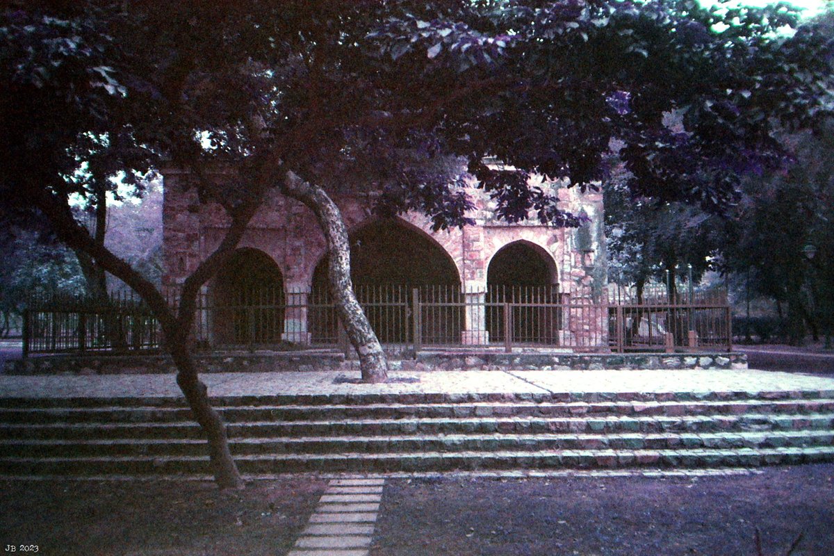 johbeil's tweet image. Monument in Priya park, New Delhi, India. Olympus XA on Lomochrome Purple film. #purple #ColorInfrared #PurpleFilm #believeinfilm #35mm #India #architecture #NewDelhi #travel #filmphotography #OlympusXA