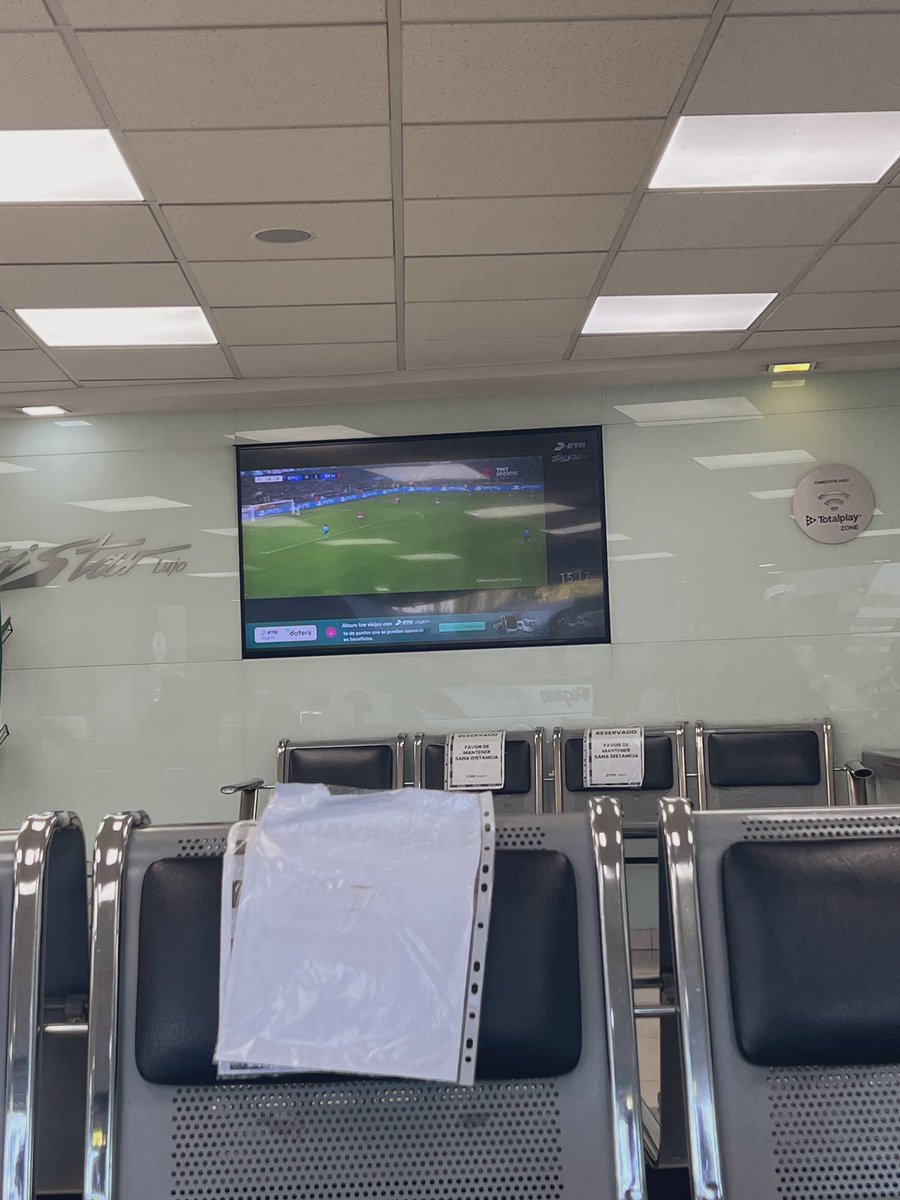 10 de 10 con ETN, viendo la Champions mientras espero el bus. #BenditaChampions #HBOMax #ChampionsLeague