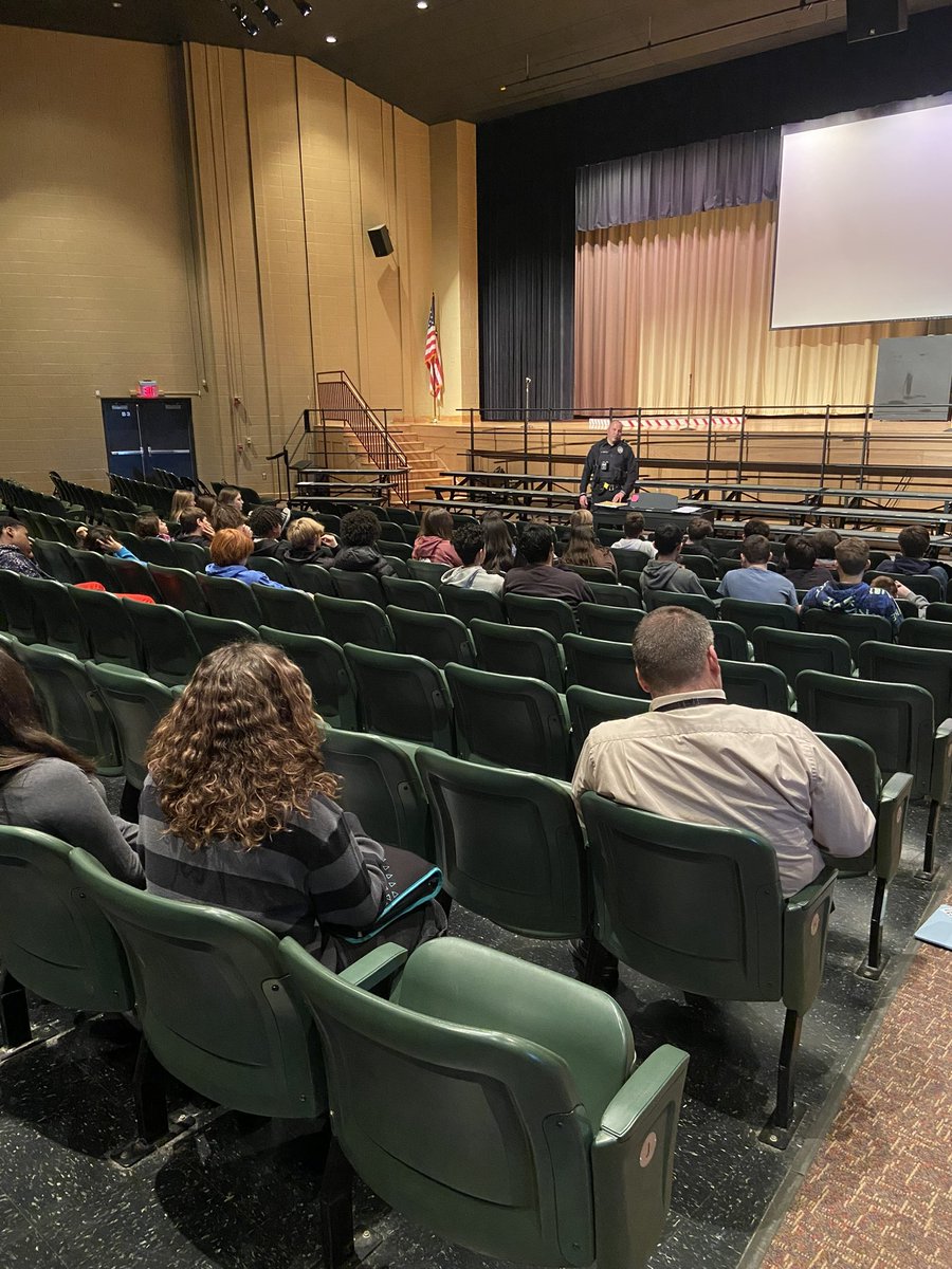 A big thank you to Officer Skiles of the East Hempfield Police Department for talking with 8th grade students at CMS in Mrs. Deamer’s, Mrs. Hill’s and Mr. Macik’s US History classes about amendments and his experiences working in Hempfield <a href="/hempfield/">Hempfield SD</a> <a href="/EastHempfieldPD/">East Hempfield PD</a>