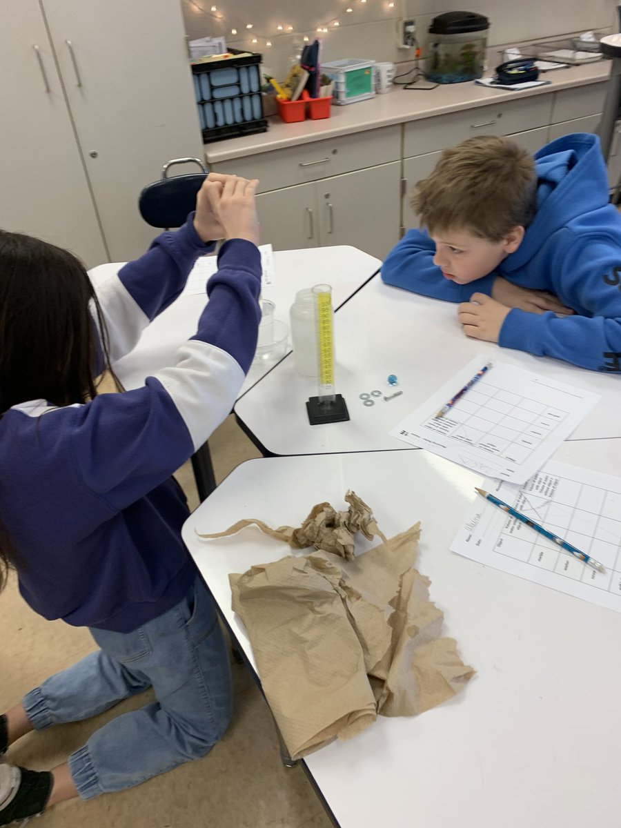 JodiLombard's tweet photo. Water displacement experiment. A great deal of problem solving occurred today! #teamtwain #fraserfamily 🔬 https://t.co/gqho3uoh3v