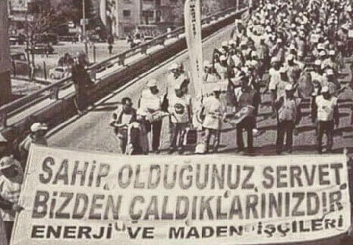 HDroogie's tweet photo. Siz bu kadar zengin olduğunuz için biz bu haldeyiz zaten! Şovunuz bittiyse dağilalim. #Türkiyetekyürek 
#50milyar #tekyurekturkiye #TayyipErdoğan #ortakyayın #cengizholding https://t.co/NfvpMeIVnO
