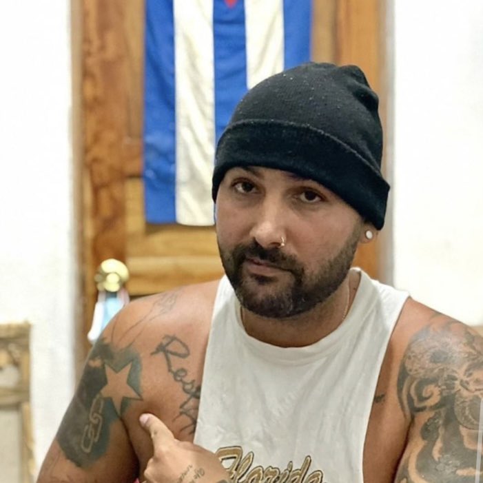 1/2 El régimen cubano vuelve a demostrar que no piensa cesar la represión a la disidencia y a la solidaridad.
Seis personas hoy han sido detenidas arbitrariamente. Tres de ellas siguen detenidas.
#LibertadParaAdelthBonne 
#LibertadParaTataPoet 
#LibertadParaYulierRodriguez