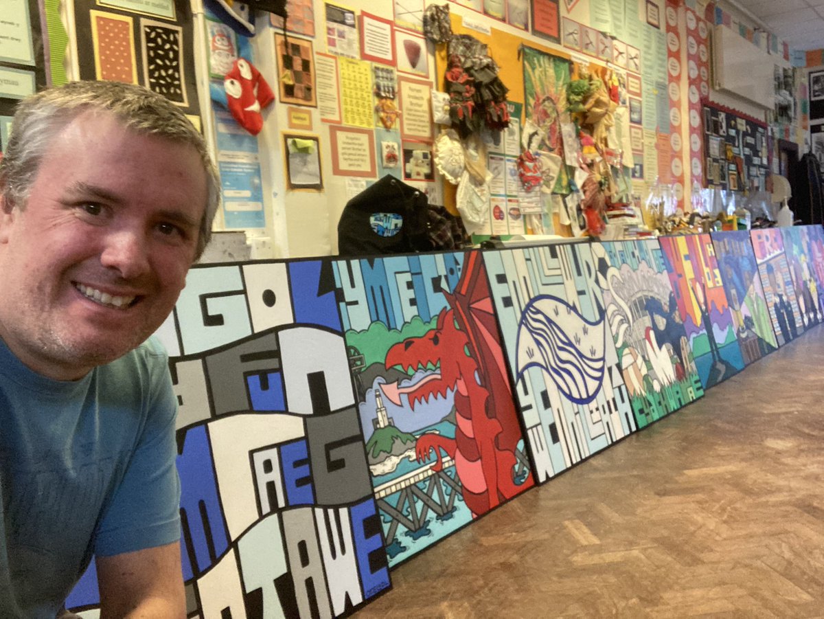 rhyspadarn's tweet photo. Diolch yn fawr iawn i @bryntawe am y croeso yn ystod y tridiau diwethaf. Wedi llwyddo i greu 9 panel 1m x 1m yr un gyda chriw hyfryd o Fl.7-9 i addurno’r neuadd.  Diolch i bawb fu’n rhan o’r gwaith 🎨👍🏻 https://t.co/Zmp71YSkrQ