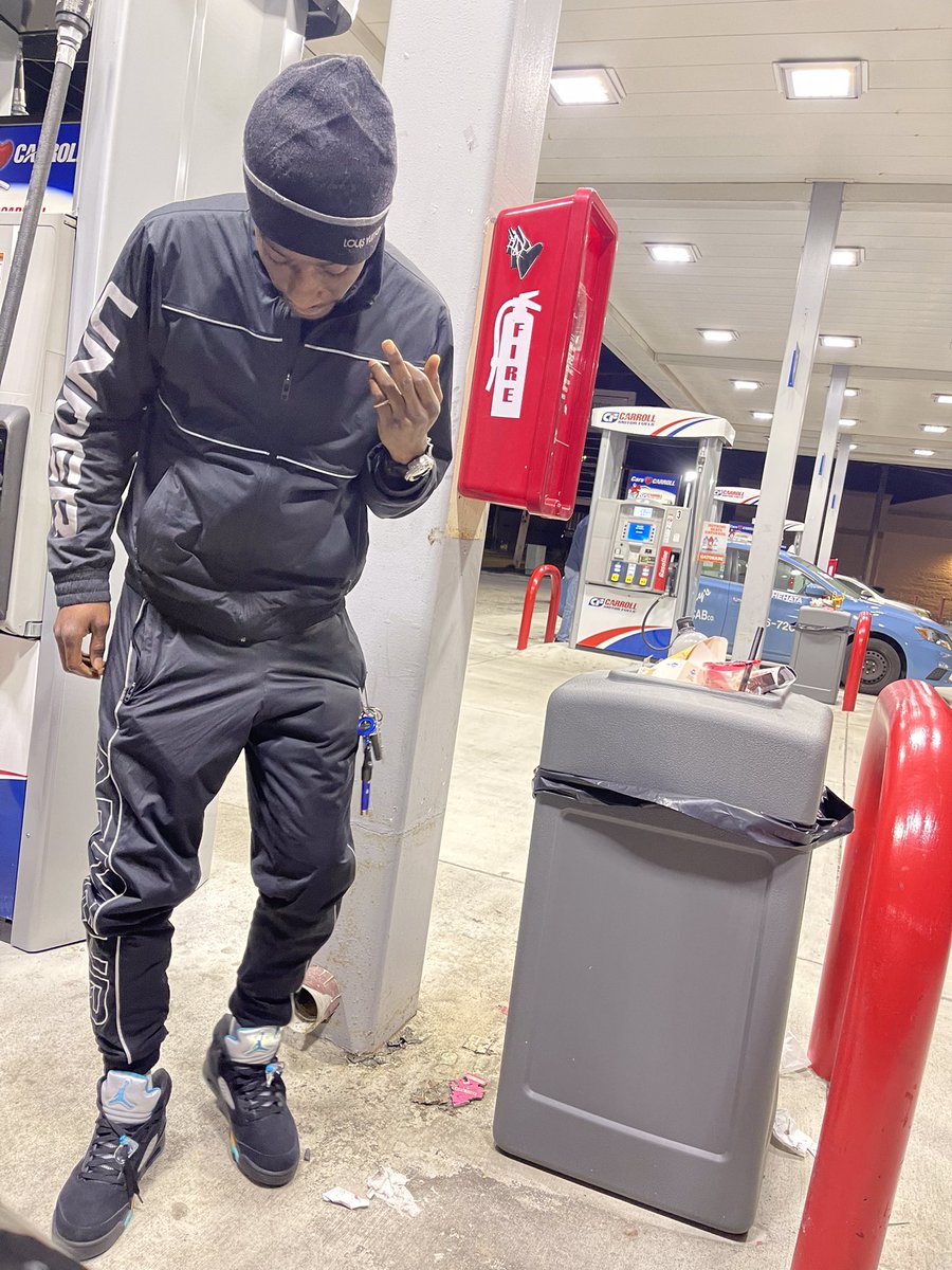 4eva23Way's tweet photo. I watch everybody change they thought I lost it lol 💯 now they all bussin’ U‘s it’s going cost ‘em 💵✨ #NFB🖤 #FCP💰🏃🏿💨 #FreeDaMembers💙🔓 https://t.co/BxLFMOFLeK