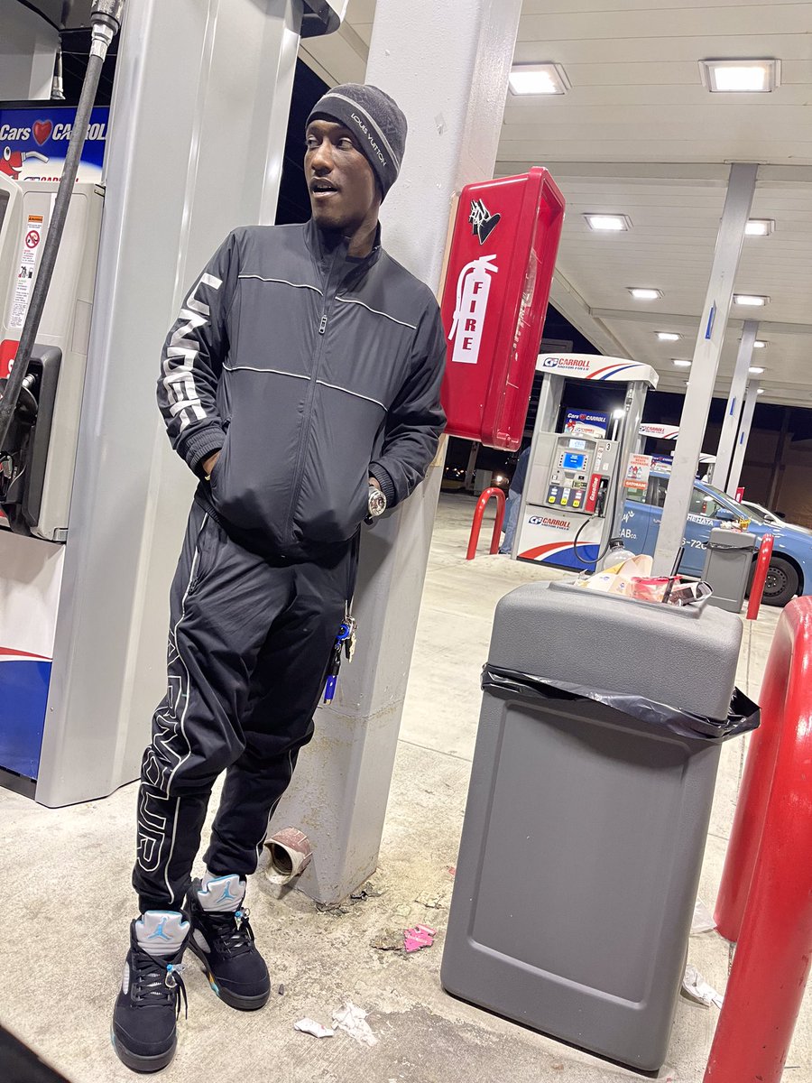 4eva23Way's tweet photo. I watch everybody change they thought I lost it lol 💯 now they all bussin’ U‘s it’s going cost ‘em 💵✨ #NFB🖤 #FCP💰🏃🏿💨 #FreeDaMembers💙🔓 https://t.co/BxLFMOFLeK