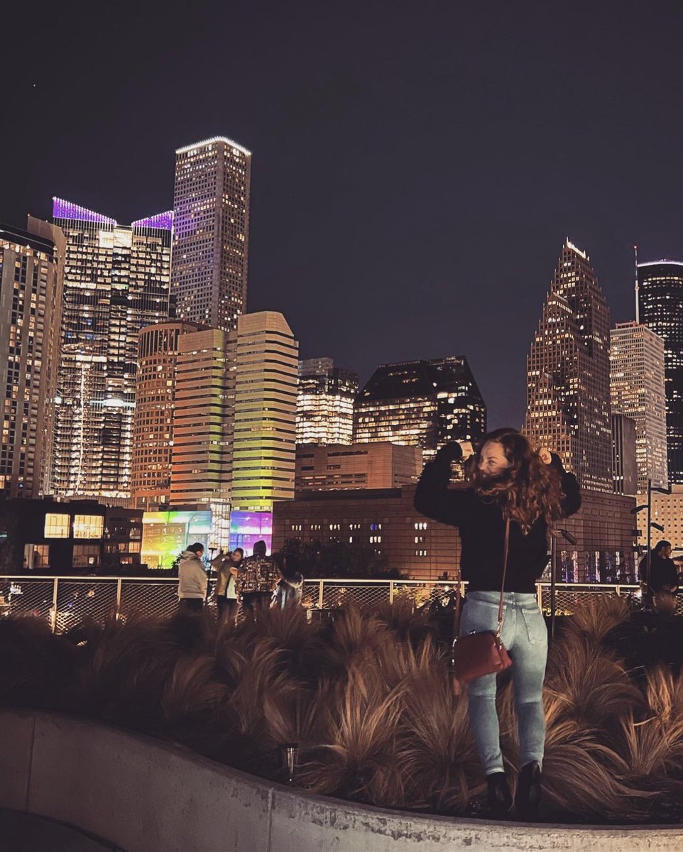 _k_powers_'s tweet photo. I'm so in love with the skyline of Houston. 🏙️🖤
.
.
.
.
>> I am going to conquer it. 💪🏼🤞🏼
#Houston #Texas #HTX #CityViews #CityLights #houstontx #views #posttx #nightview #texasgirl #Living https://t.co/IpPw0nBa1b
