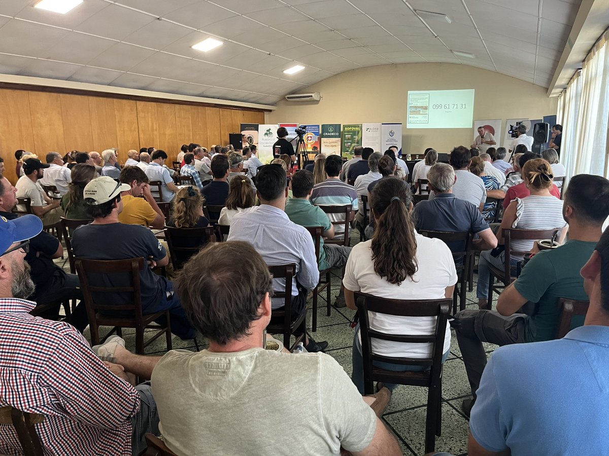 cradeco's tweet photo. @cradeco trabajando en el marco de la Mesa de Desarrollo Rural del @MGAPUruguay y en el ámbito de @AlcicoA , organizando y participando de una jornada que tiene el objetivo de dar herramientas a nuestros socios para mitigar efectos de la sequía que estamos atravesando!! https://t.co/piJgjLekm6