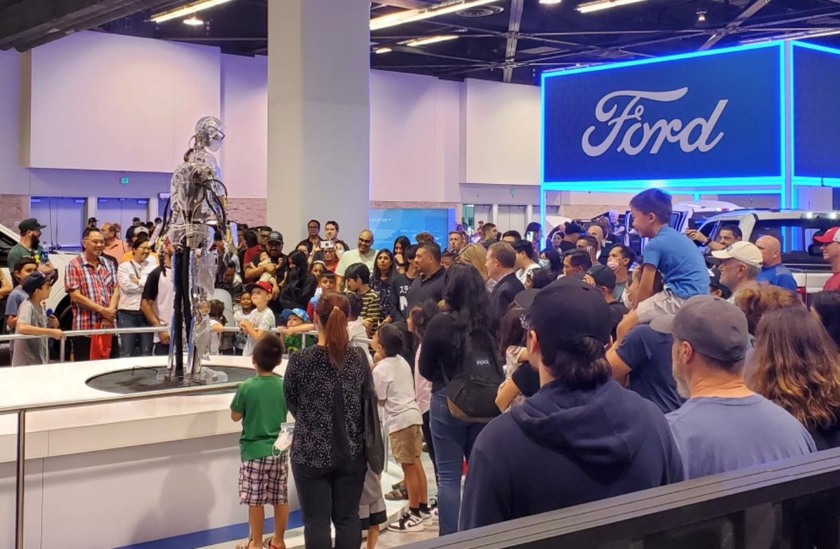 mannetron's tweet image. #Dallas He&apos;s here! @HankTheRobot will be #live tomorrow @NorthTXAutoShow come down to @KBHCCDallas  to the @Ford booth and see the vehicles and say hi to Hank!