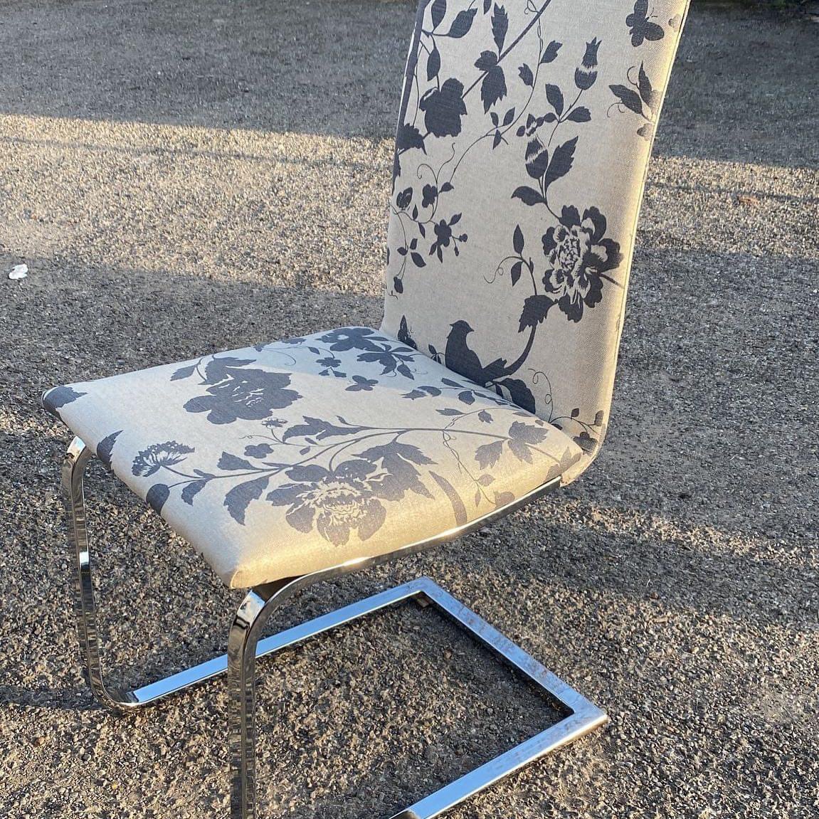 RichmondScheme's tweet image. The upholstery team are up to their good works again. This lovely metal based kitchen chair has been cleaned and a beautifully new donated fabric has been selected and used to recover the seat.
🪑
Beautiful work.
♻️