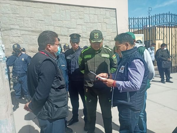 JusticiaBol's tweet photo. #JusticiaInforma | El #VDDUC junto al #SENASAG, el SEDES, la Policía Nacional y la Intendencia Municipal realizan verificativos de control en la ciudad de #Oruro a fin de resguardar los derechos de la población en época de carnavales.
#EstamosSaliendoAdelante https://t.co/1t0dRZF53m