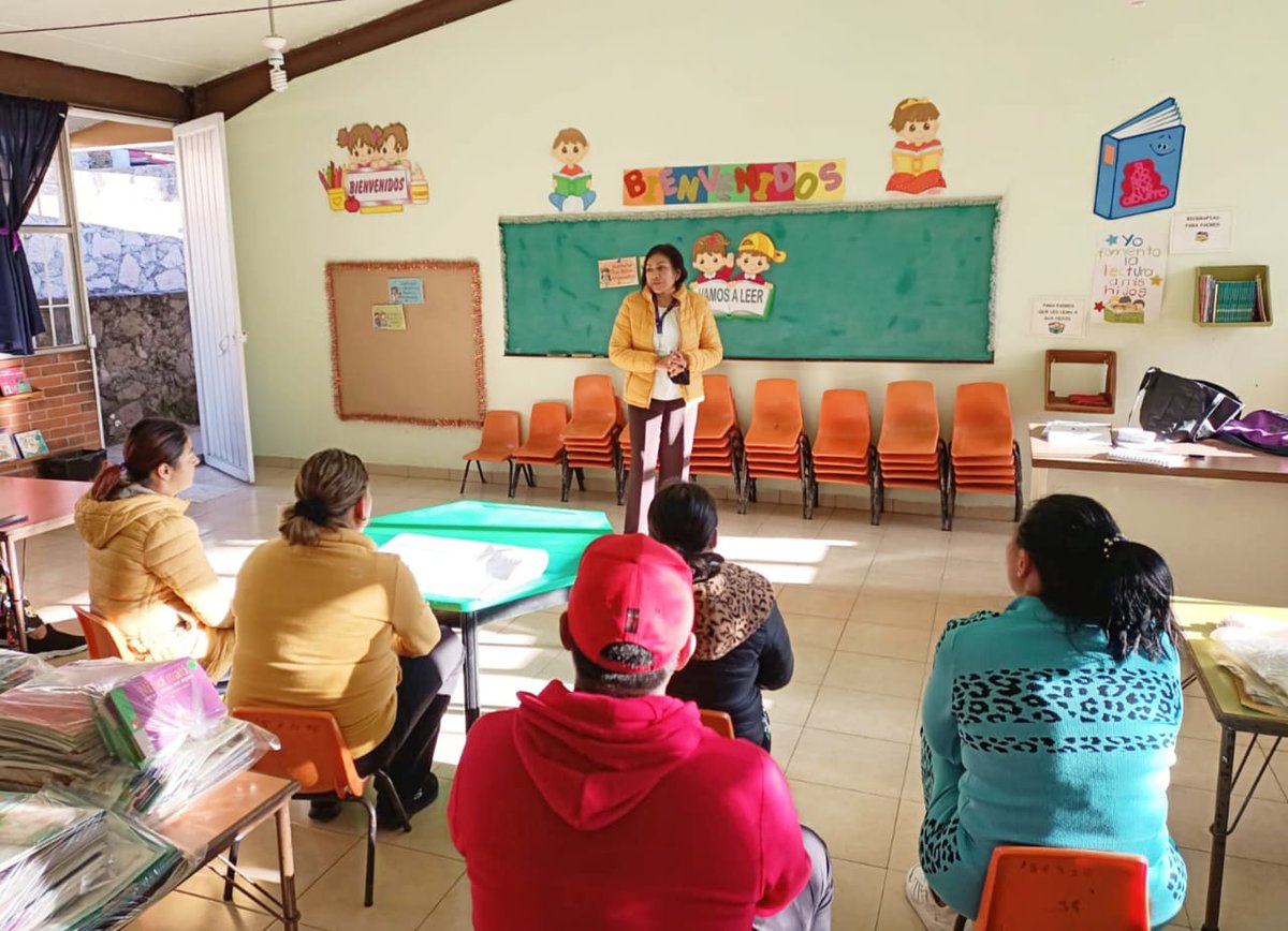 DianaStephanyLG's tweet photo. Los padres de #AtizapánDeZaragoza continúan aprendiendo sobre los #DerechosHumanos 🕊️Llevamos a cabo una plática en el Preescolar Enriqueta Camarillo y Roa, col. Nuevo Madin, para seguir construyendo un mejor municipio para nuestros #humanitos👧🏻🧒🏻
#AtizapánProtegiendoTusDerechos https://t.co/XPAlt0lBGD