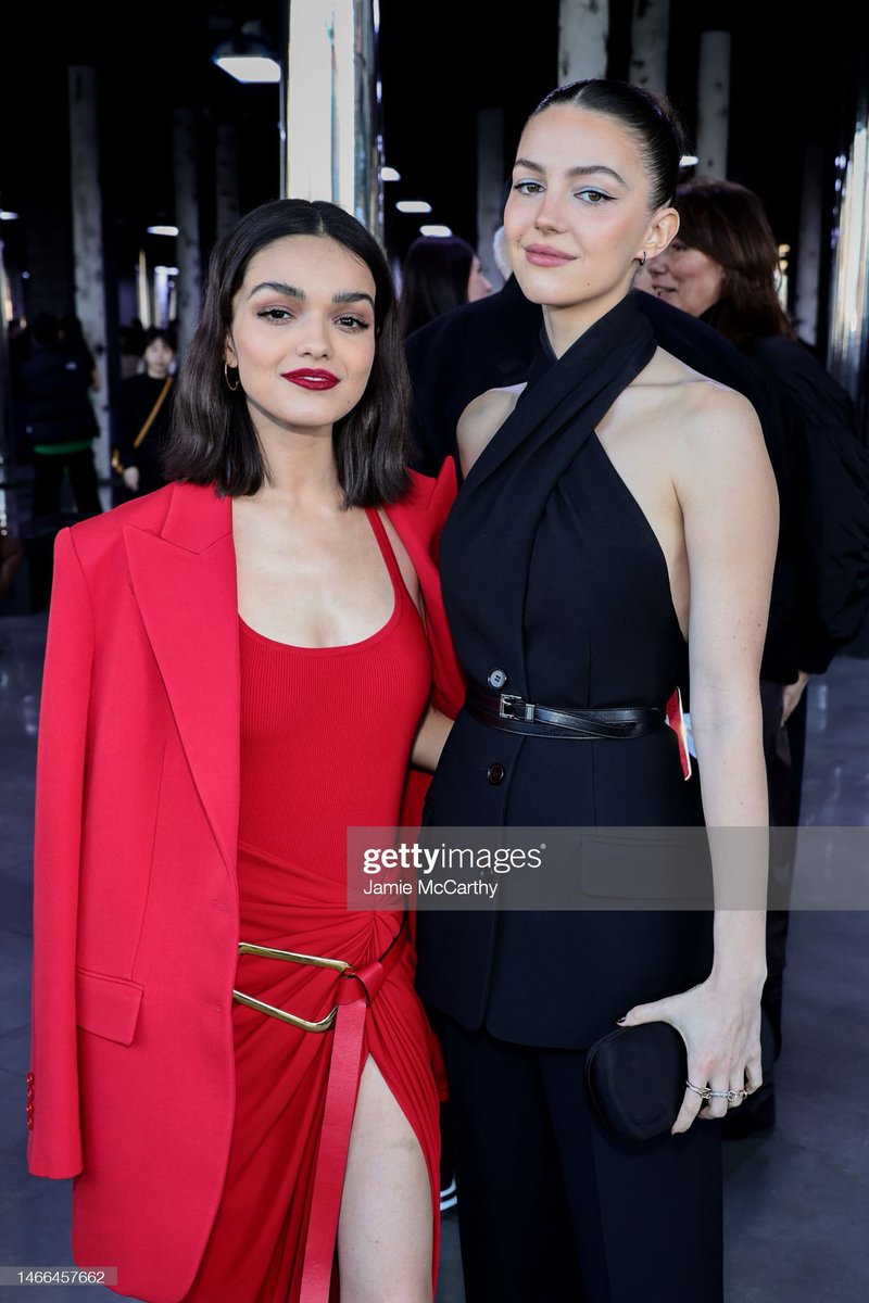 ehfilesmidia's tweet photo. 📸 Ella Hunt with Rachel Zegler at the Michael Kors Collection Fall/Winter 2023 Runway Show!

credits: Jamie McCarthy/Getty Images for Michael Kors; https://t.co/pWLn1bwWsT