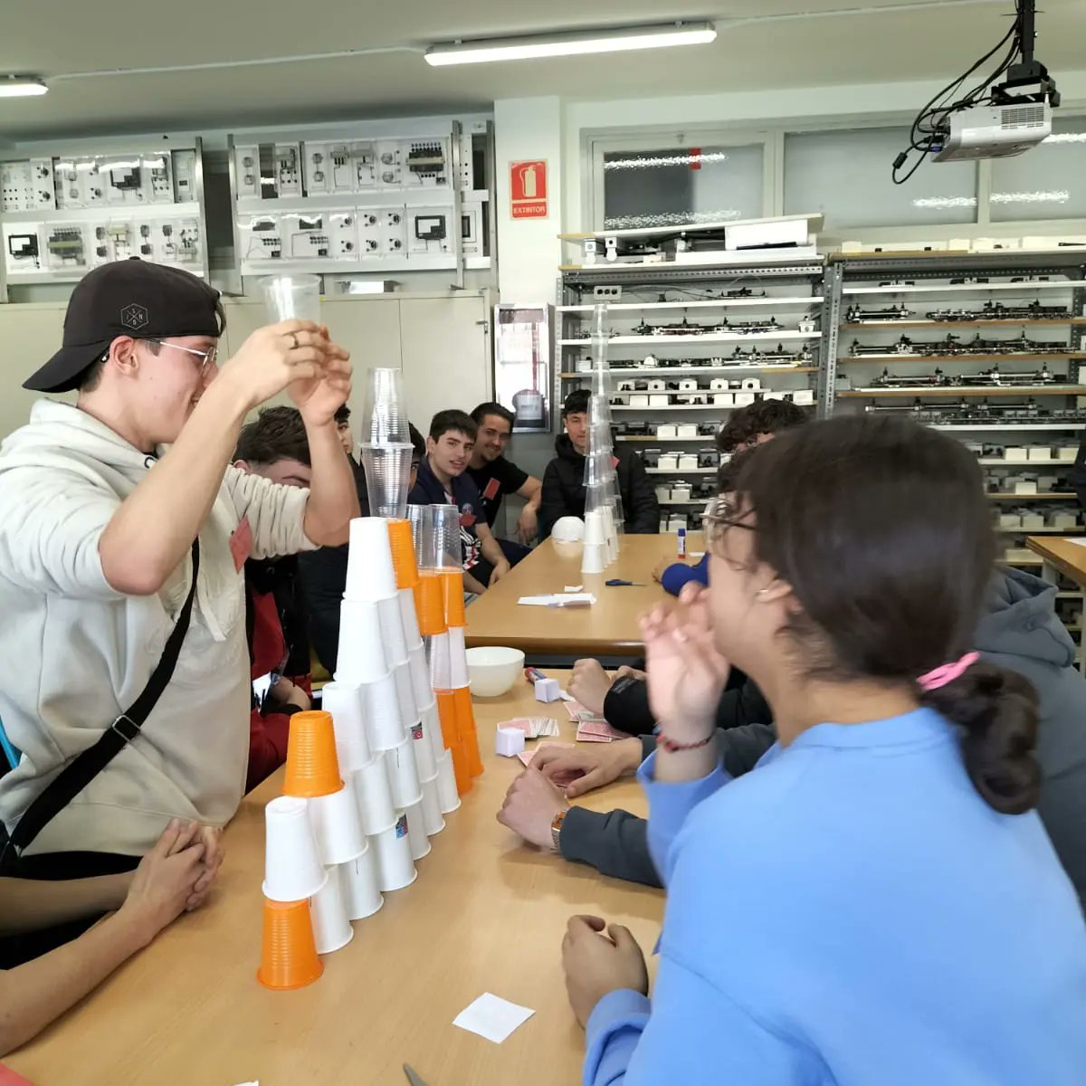 Avui, a les Jornades Tècniques hem fet dinàmiques de selecció de personal amb tot l'alumnat de 1r de grau mig. Treballem competències clau: treball en equip, resolució de conflictes, lideratge i comunicació!!!!
Els dinamitzadors han sigut els alumnes de 1r de batxillerat social!!