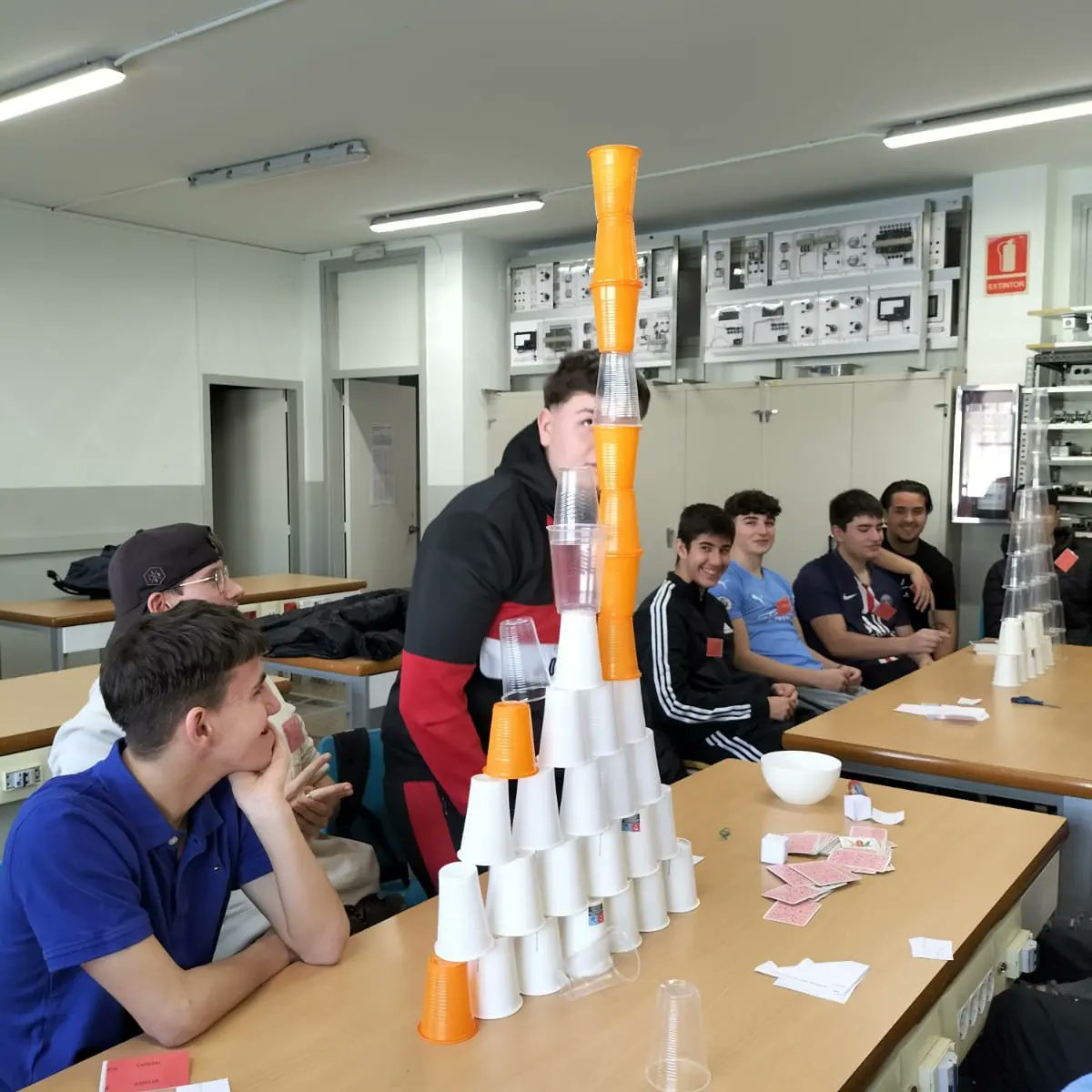 Ausit_Cicles's tweet photo. Avui, a les Jornades Tècniques hem fet dinàmiques de selecció de personal amb tot l'alumnat de 1r de grau mig. Treballem competències clau: treball en equip, resolució de conflictes, lideratge i comunicació!!!!
Els dinamitzadors han sigut els alumnes de 1r de batxillerat social!! https://t.co/bjczfWpkDD