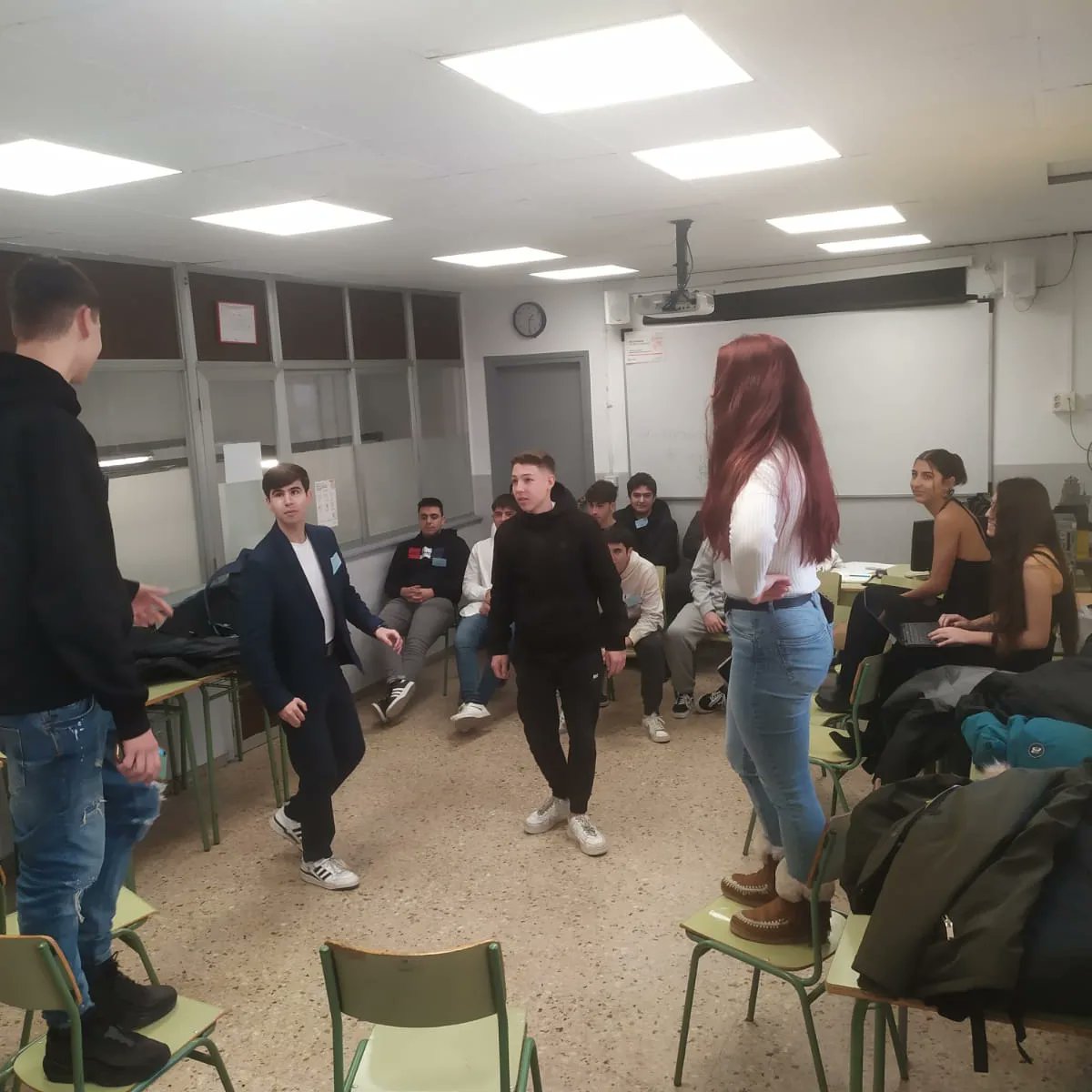 Ausit_Cicles's tweet photo. Avui, a les Jornades Tècniques hem fet dinàmiques de selecció de personal amb tot l'alumnat de 1r de grau mig. Treballem competències clau: treball en equip, resolució de conflictes, lideratge i comunicació!!!!
Els dinamitzadors han sigut els alumnes de 1r de batxillerat social!! https://t.co/bjczfWpkDD