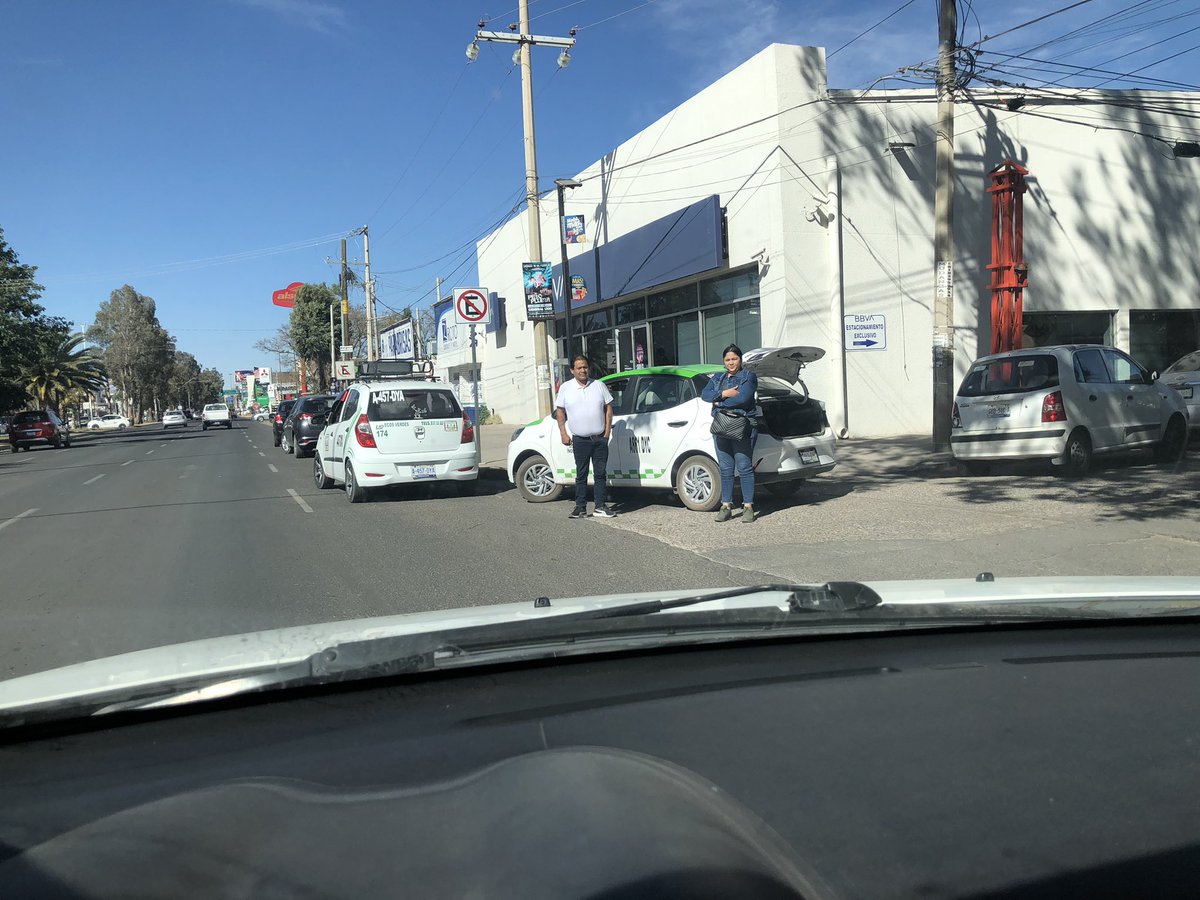 mago_822's tweet photo. @sspdgo @josejoseantonio @DMSPDGO a ver si nos pueden hacer favor de poner orden, así se pone todos los días en el @bbva de domingo Arrieta, ya han ocasionado accidentes y cada vez son más agresivos https://t.co/ShnuWHO4Bx