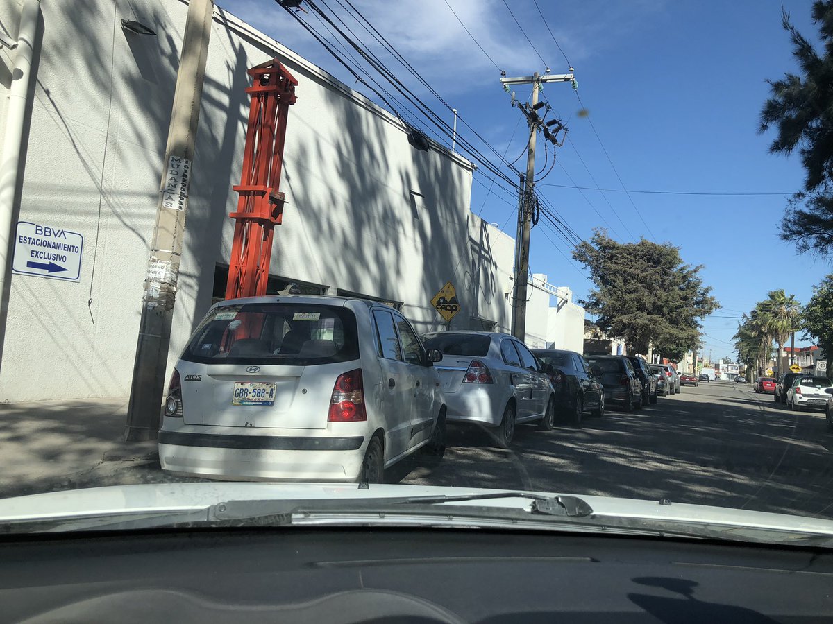 mago_822's tweet photo. @sspdgo @josejoseantonio @DMSPDGO a ver si nos pueden hacer favor de poner orden, así se pone todos los días en el @bbva de domingo Arrieta, ya han ocasionado accidentes y cada vez son más agresivos https://t.co/ShnuWHO4Bx