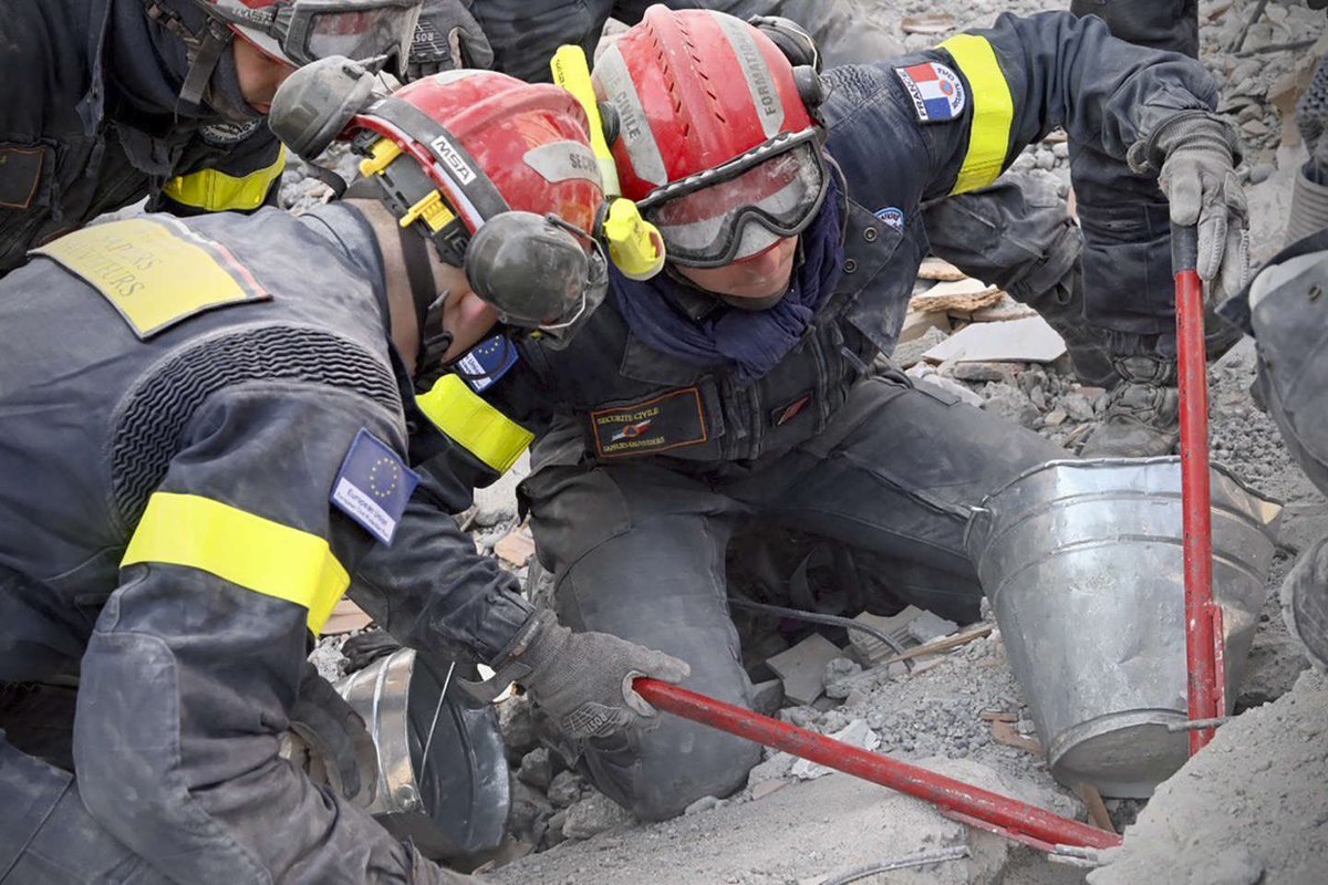 La France et l’Europe ont démontré, leur capacité à réagir vite et fort en projetant du personnel et du matériel sur 2 continents,en simultané,pour répondre aux effets des catastrophes naturelles.

Soyons fiers des unités civiles &amp; militaires engagées sur le sol chilien &amp; turque.