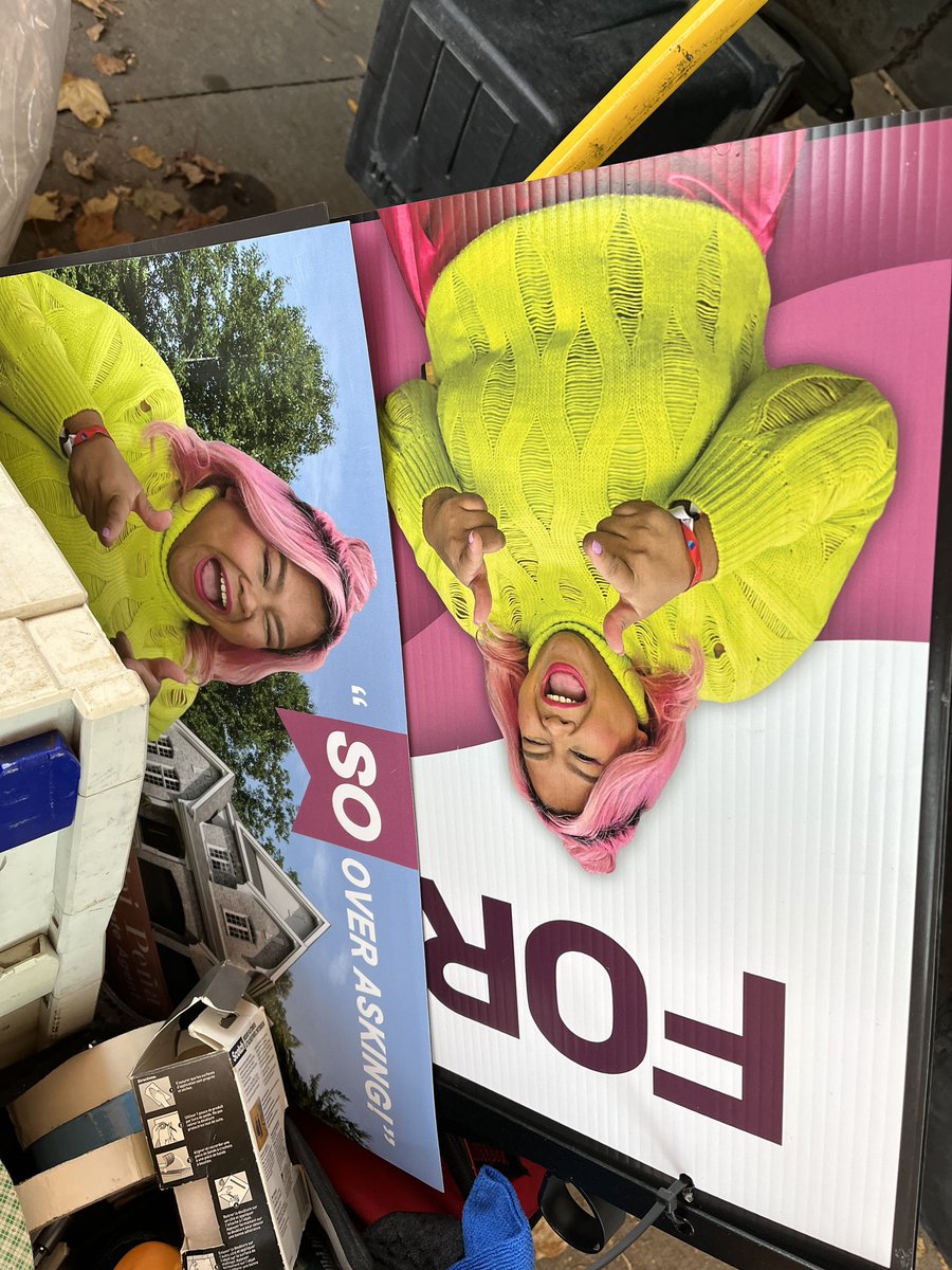 Tonight on <a href="/runtheburbs/">Run The Burbs</a> - <a href="/NourHadidi/">nour نور</a> <a href="/andyhullbone/">Andy Hull</a>  and @annpornel folks! Written by Sara Peters in the photo below!!!!!! These are all the pics I have so watch the damn show!