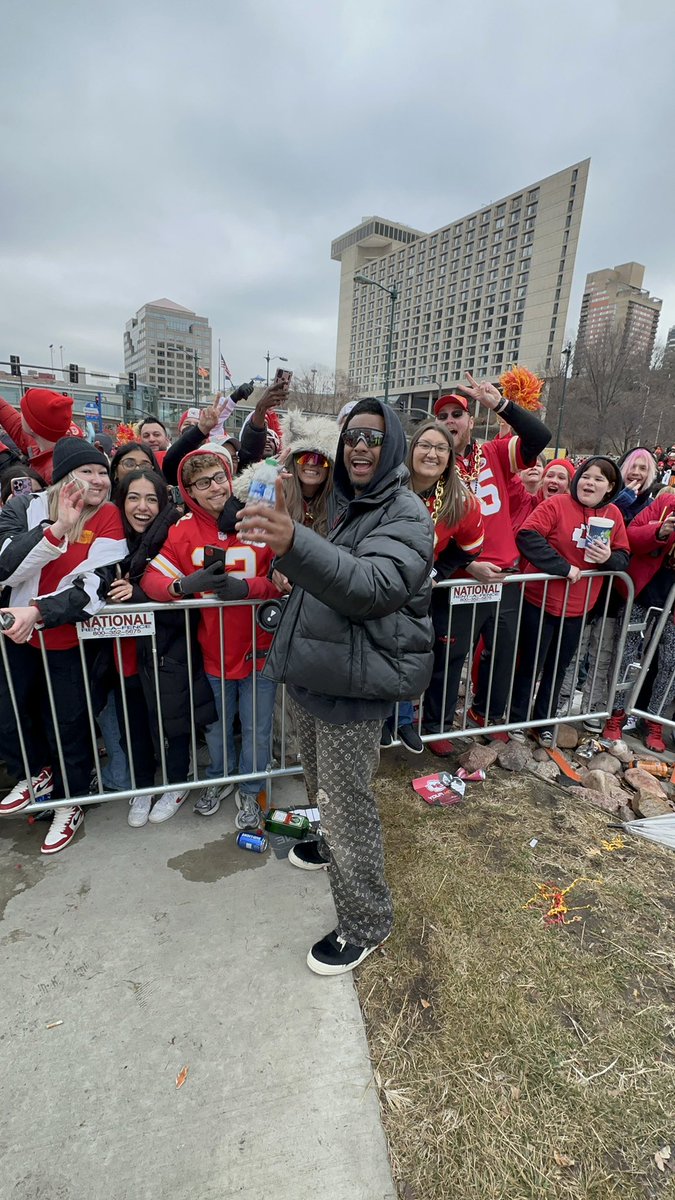 TeamJuJu's tweet photo. Parade was UNREAL, KC showed out!! 💍❤️ https://t.co/ifBCz6bu7l