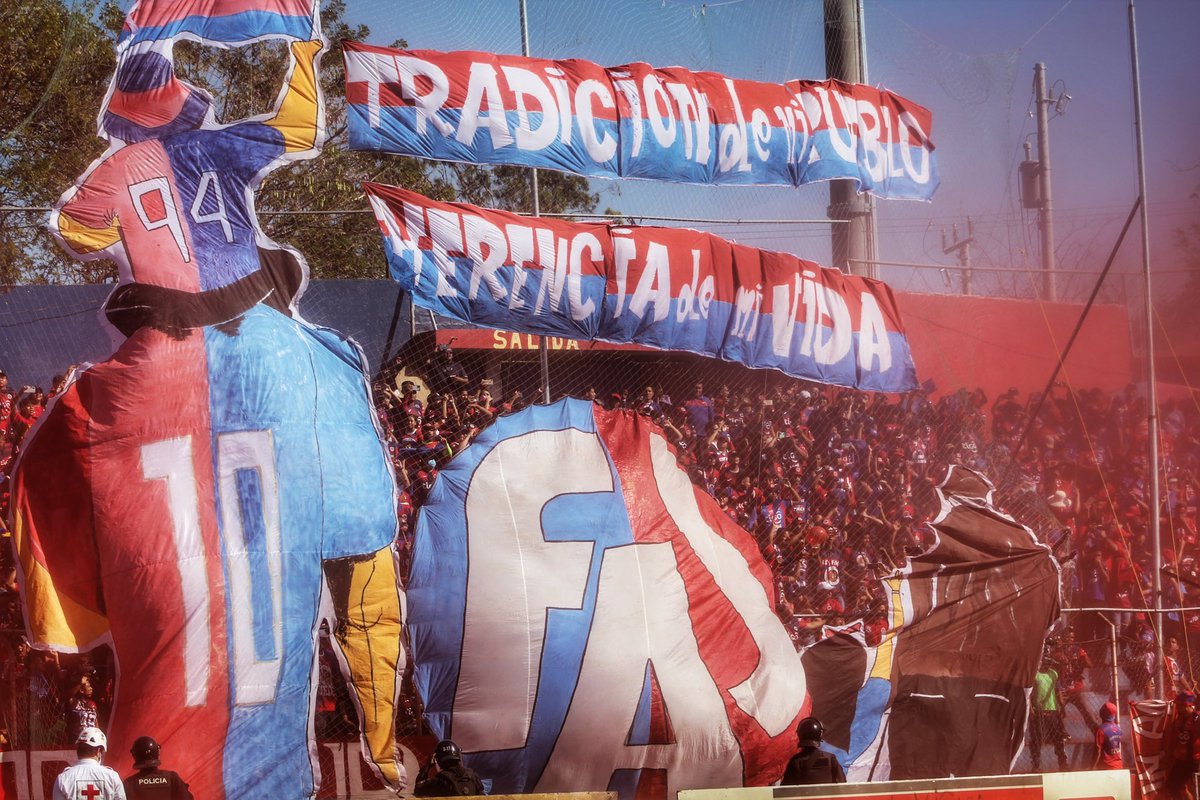 djnathaniza's tweet photo. @ufcfooty C.D FAS 🇸🇻 Primer afición centroamericana en presentar un Tifo https://t.co/2R4IvwG4Gh