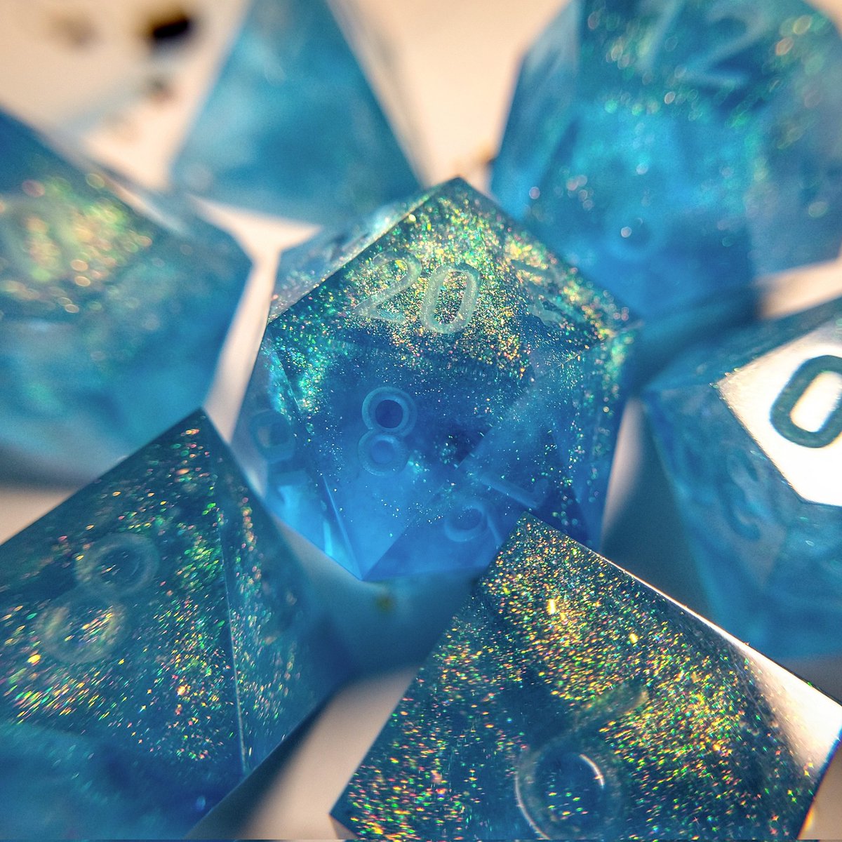 EmeraldSunDice's tweet photo. Check out these new dice I'm just painting up! 💙 I decided to do some sets in white and some in gold because I couldn't decide! Which do you think will look better? ☀️
#handmadedice https://t.co/wNqHrMEEgT