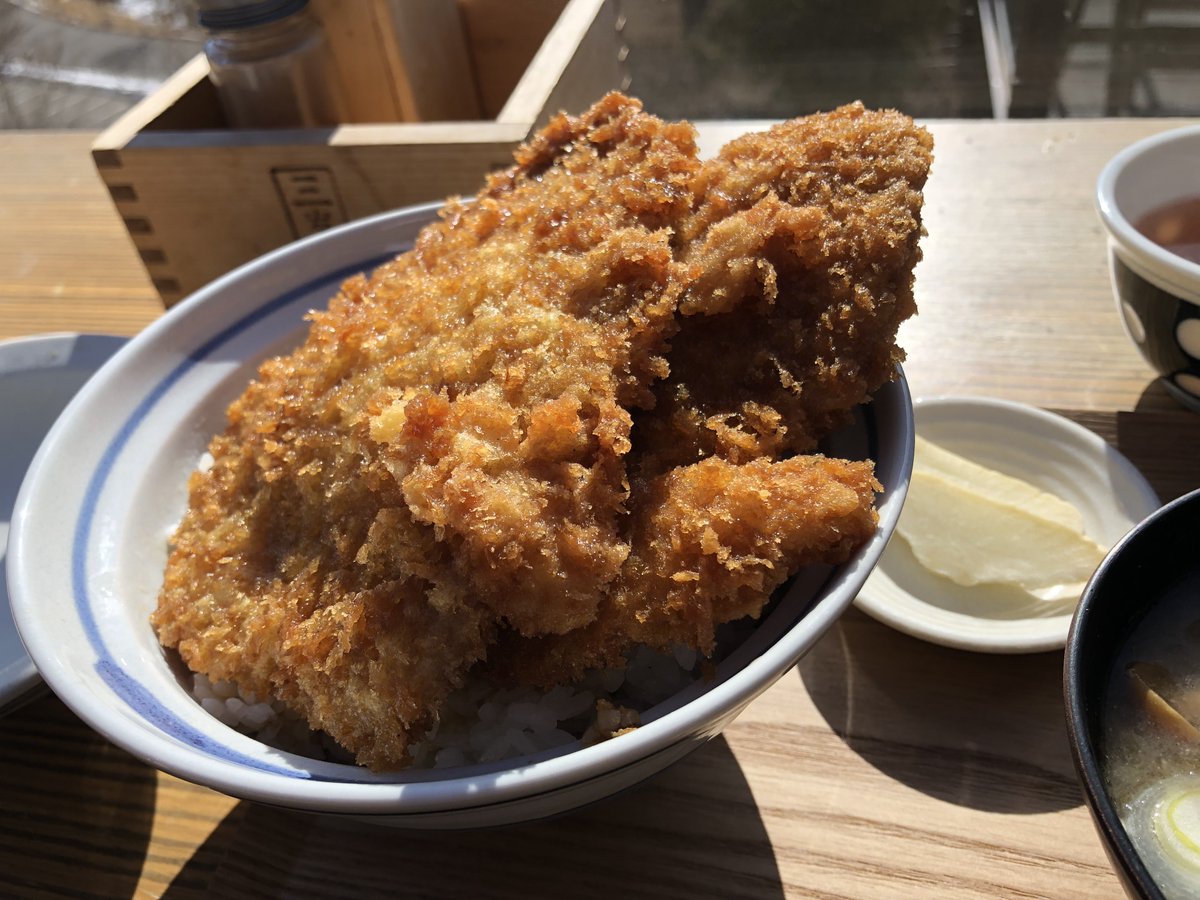 acim_miracles01's tweet photo. 三峯山　大島屋さんで
@ohshimaya 
わらじカツ丼
いつもこれ😋うまい

おねーさんが外を案内してくれて
景色がよかったけど
美味しかったのと
すごくお腹空いてたから
無言で食べ景色あまり観てない😅

ツイしながら思い出し
また食べたいな（笑） https://t.co/EEsqq6ObDp