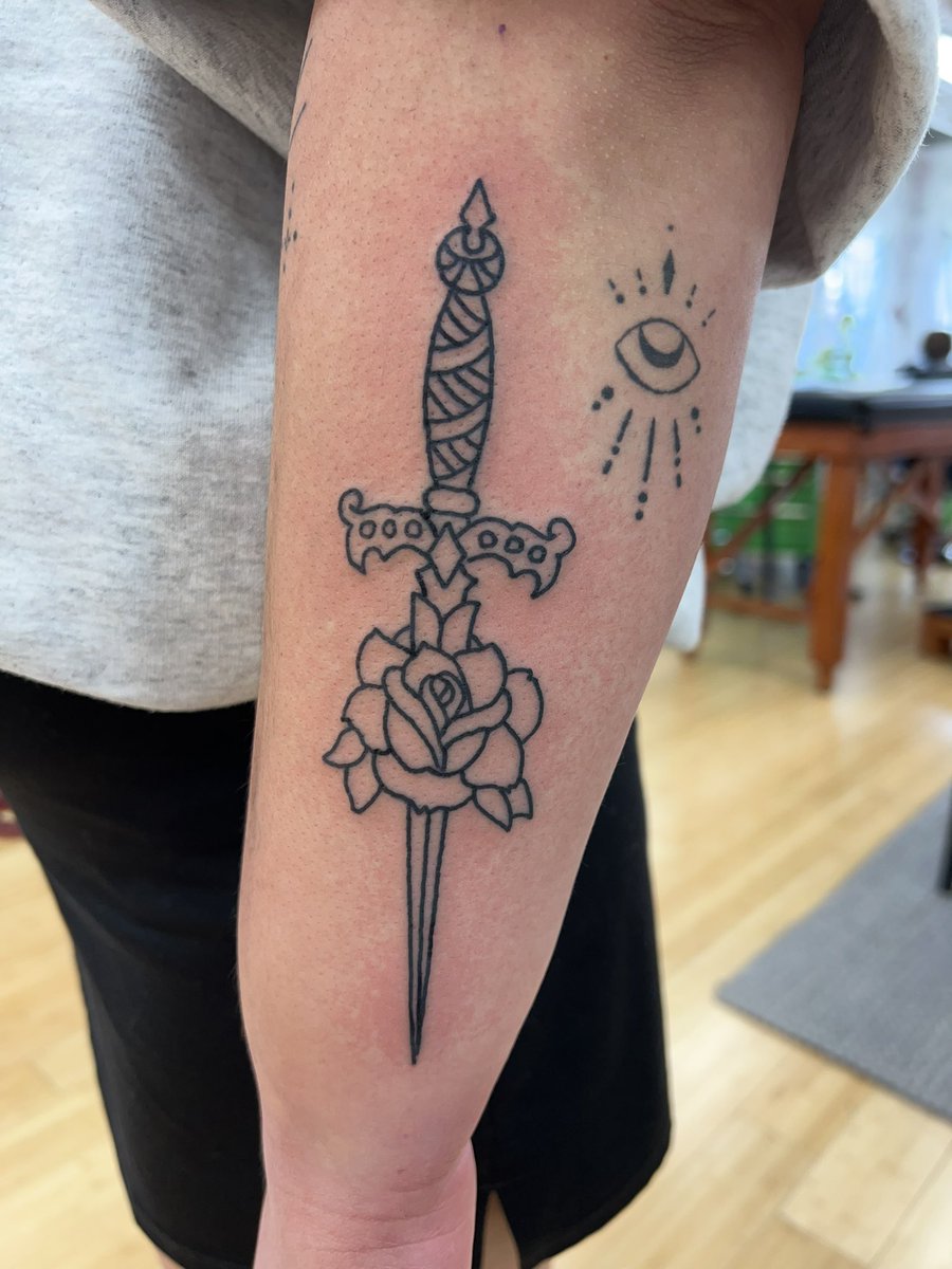 GatlinMcClun's tweet photo. Made at Crimson Tattoo!
#CrimsonTattooKC #KansasCitytattoo #traditionaltattoo #eagletattoo #matchbox #daggertattoo #rose https://t.co/AnzgLFaSDd