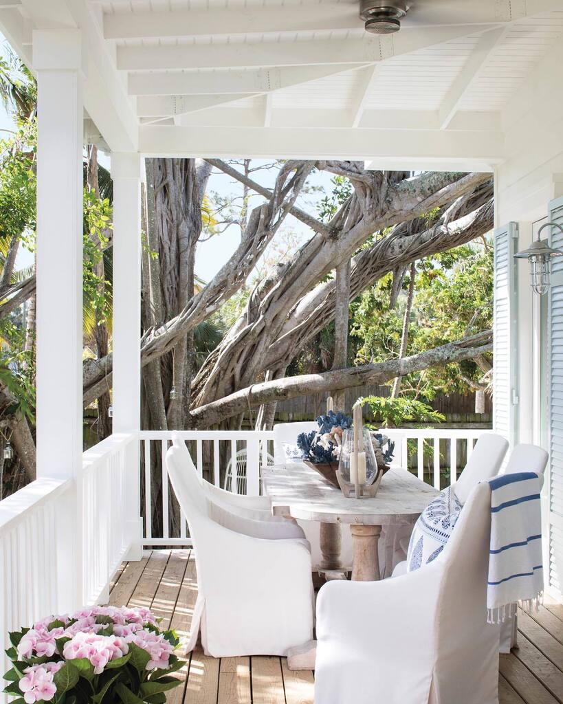 The most charming front porch, created by our design team @pineapplesdesigngroup featured in @cottagesandbungalows 🌿
Chairs by @leeindustries 
#pineapplespalms #pineapplegirlsjupiter #pineapplesdesigngroup #palmbeach #cottagesandbungalows #jupiterisland #nantucket #exteriord…