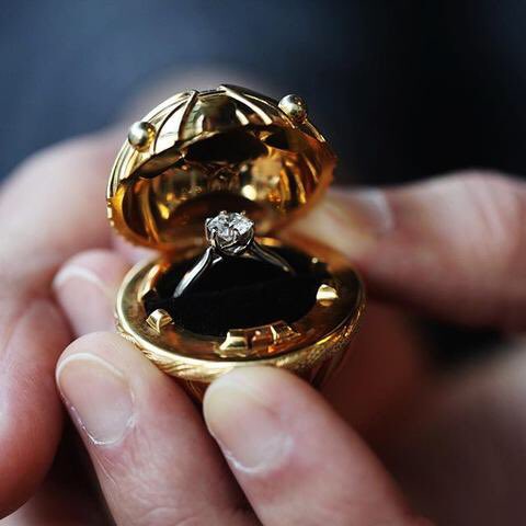 Gringotts's tweet image. Así se pide matrimonio.