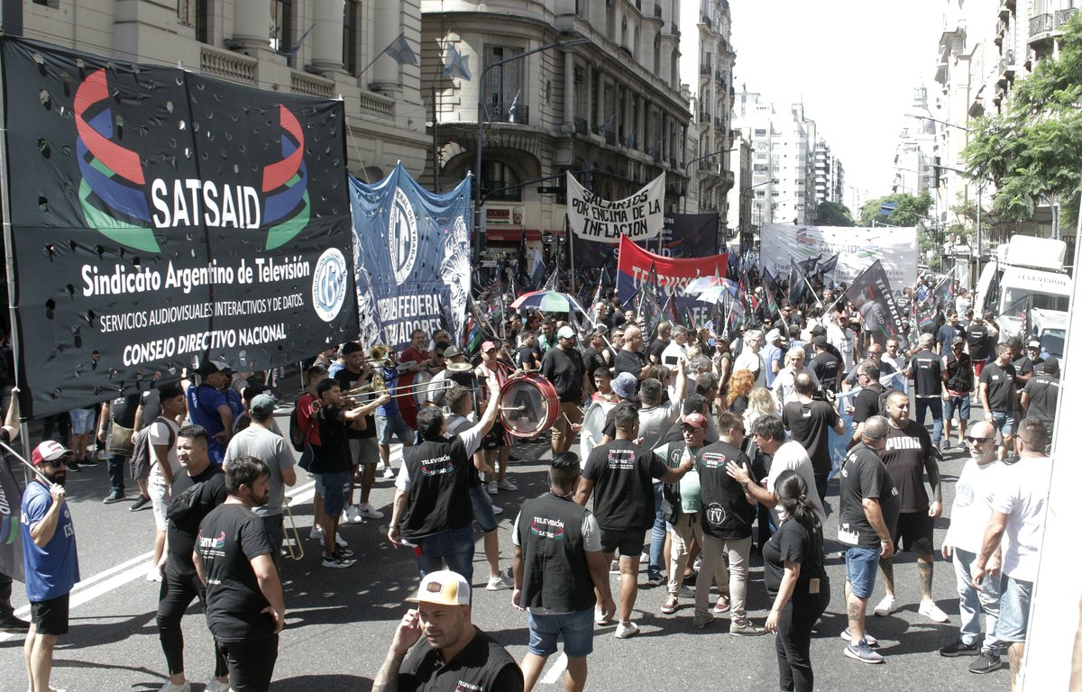 SATSAIDnacional's tweet photo. 🇬🇲🥁 MARCHA POR LOS SALARIOS DE TELEVISIÓN

#SATSAIDEnLucha https://t.co/6AD5M8N57m
