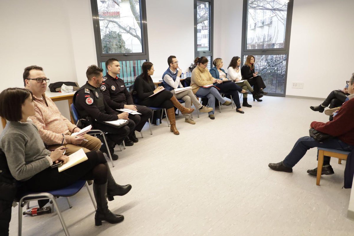 AytoMostoles's tweet photo. Seguimos visitando barrios para escuchar las propuestas y demandas de nuestr@s vecin@s, buscando formas de dar respuesta a los temas que les afectan. Hoy lo hemos hecho en la Asamblea Vecinal de Villafontana y Felipe II #Móstoles #JuntosHacemosCiudad #MóstolesComoNuevo https://t.co/cnci2wmVSn