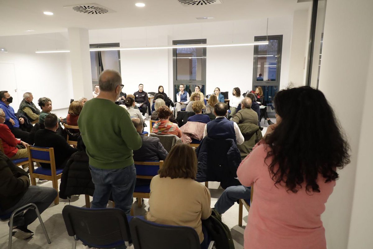 AytoMostoles's tweet photo. Seguimos visitando barrios para escuchar las propuestas y demandas de nuestr@s vecin@s, buscando formas de dar respuesta a los temas que les afectan. Hoy lo hemos hecho en la Asamblea Vecinal de Villafontana y Felipe II #Móstoles #JuntosHacemosCiudad #MóstolesComoNuevo https://t.co/cnci2wmVSn